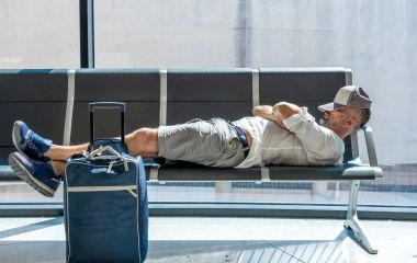 Подорожі та джетлаг: як підтримати сон і захистити організм у дорозі